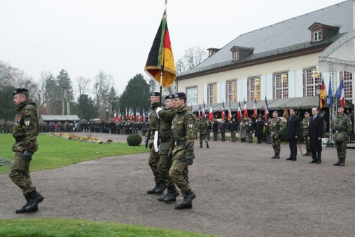 Remise du drapeau du 291° Bataillon de Chasseurs de l'Armée Allemande. Crédit : R.Pellegrino/ECPAD