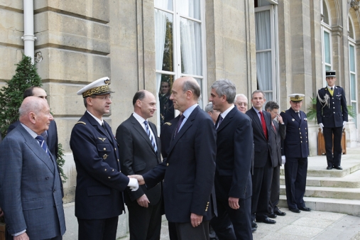 Le Général Mercier, chef du cabinet militaire, est présenté à Alain Juppé le nouveau ministre, ministre d'Etat et ministre de la défense et des anciens combattants. Crédit : R.Pellegrino/ECPAD