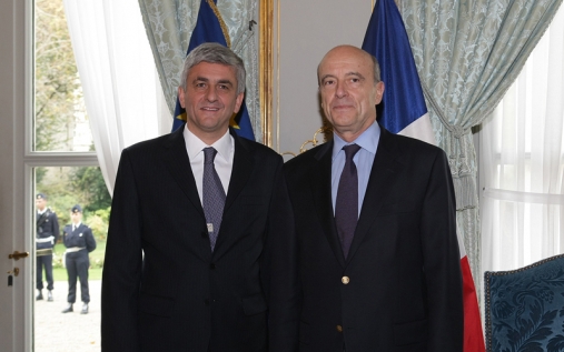 Alain Juppé, à droite, et Hervé Morin à l'intérieur de l'hôtel de Brienne. Crédit : R.Pellegrino/ECPAD