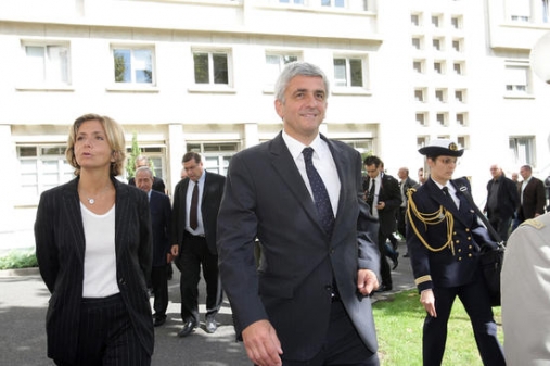 Les ministres M. Hervé MORIN et Mme Valérie PECRESSE visitant la caserne Lourcine. Crédit : R.Pellegrino/ECPAD
