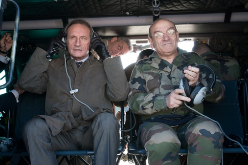 Le ministre Gérard LONGUET accompagné par le CEMAT, le Général Irastorza à bord d'un Puma du 1er RHC