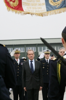 Honneurs militaire, le ministre Gérard Longuet accompagné par le chef de l'état major de l'armée de l'air le Général Paloméros.