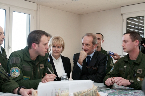 Le ministre Gérard Longuet rencontre les pilotes ayant participé à l' opération.