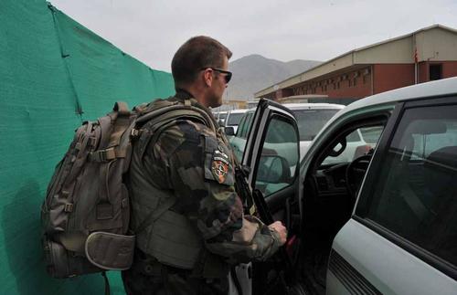  L’adjudant Damien est actuellement en mission en Afghanistan au sein du détachement « contre ingérence » (french counter intelligence cellule) de la direction de protection et de sécurité de la Défense (DPSD). Il assume la tâche de mentor opérationnel au profit de  plusieurs officiers de renseignement des forces de sécurité afghane.
