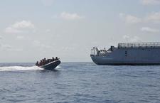 Du 24 au 30 avril 2013, la frégate anti-sous-marine (FASM) Latouche-Tréville en mission Corymbe a effectué un entrainement conjoint avec la marine beninoise. Au programme : exercices et échanges d’expérience et de savoir-faire au large de Cotonou.