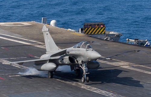 Mission ARROMANCHES : le groupe aéronaval patrouille à l’ouest du golfe d’Aden