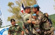 Soldats français et libanais se félicitent lors de la remise de diplômes, clôturant la semaine de coopération.