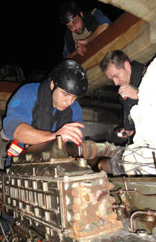 Un mécanicien répare le moteur diesel du boutre