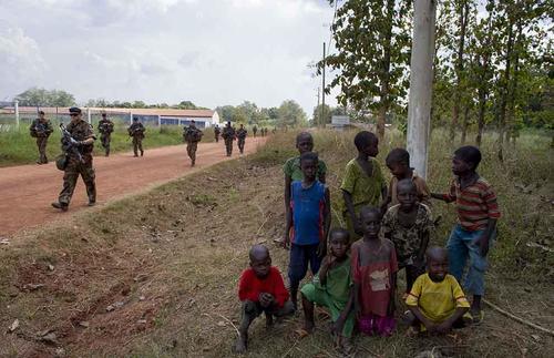 Le 9 décembre 2013, patrouille conjointe FOMAC/force Sangaris à Bossangoa., en Centrafrique.