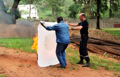 Sangaris : Séance d’instruction des pompiers des forces terrestre à l’ambassade de France