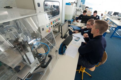  Six lycées militaires, ici le lycée naval de Brest, permettent de suivre soit un cycle secondaire soit un cycle préparatoire ou BTS 
