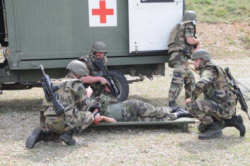 Des élèves infirmiers de l'école du personnel paramédical des armées lors d'un exercice terrain à Canjuers