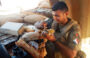 Militaire en opération, dégustant une ration avec du pain fabriqué par l’UMBC en complément ©État-major des Armées