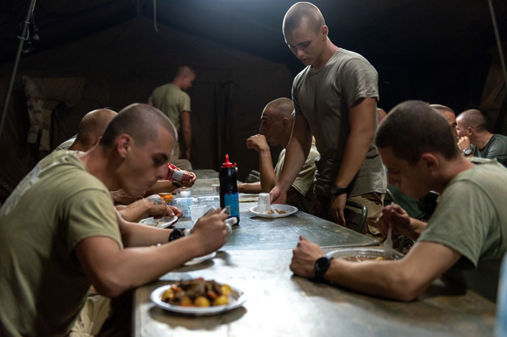 22h06 : Tous les soirs, les soldats dînent en une vingtaine de minutes avant l’extinction de feux. Ceux ayant perçu la nourriture le matin ne sont pas ceux qui la cuisinent ni ceux préposés à la plonge.
