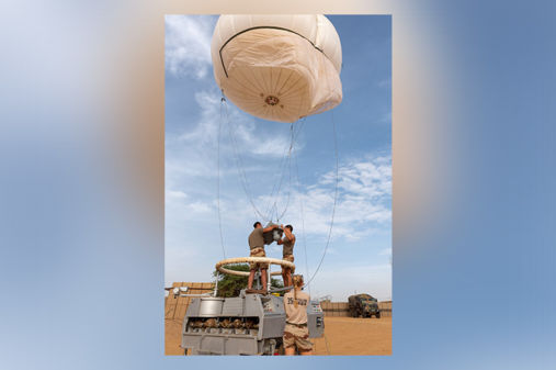 9h13 : Pour prévenir la menace liée aux IED, les militaires utilisent des ballons captifs. Ils sont équipés de caméra et permettent de surveiller les alentours, de jour comme de nuit, à 360° sur un rayon de plusieurs kilomètres.