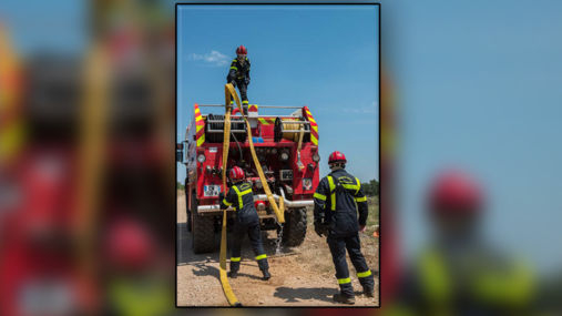Une équipe de sapeur-sauveteur met en œuvre leur camion-citerne feux de forêts.