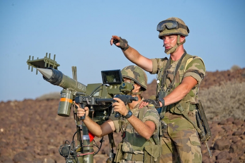 Pièce d'artillerie sol-air mistral surveillant la zone aérienne du Caïd pendant l'exercice de tir d'artillerie "Orage d'acier", le 18 avril 2012 près du Caïd (zone de tir) à 60 km de Djibouti (Djibouti) - Crédits : CCH C. Lefevre/SIRPA Terre