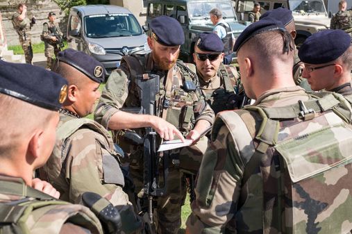 Avant le départ de la première patrouille, le sergent Grégory retransmet les ordres et les consignes de sécurité à son groupe (6e RG, Caen).