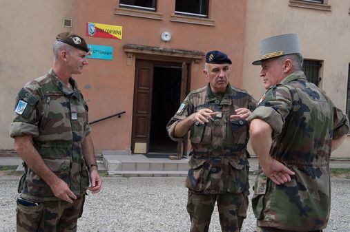 Le MGAT avec le lieutenant-colonel Olivier Coquidé commandant le centre de formation initiale des militaires du rang de Bitche et le colonel Danes devant la 11e compagnie du CFIM COM RENS.
