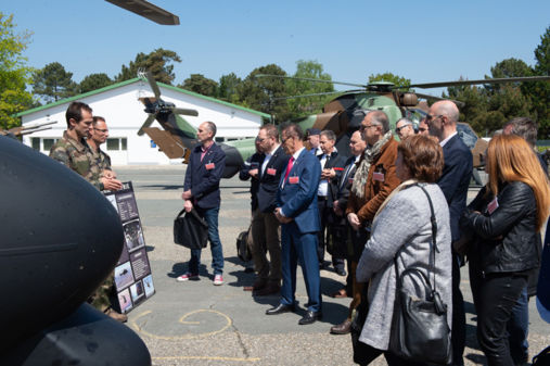 Le groupe des élus se fait présenter l’hélicoptère COUGAR AS532 rénové du 5e régiment d’hélicoptères de combat (5e RHC).