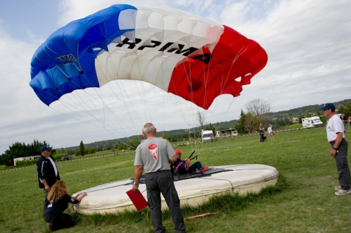  Poser de l'épreuve de précision d'atterrissage lors du 5e championnat de France militaire de parachutisme à Pujaut (Crédits : BCH G. Mangin/SIRPA Terre)
