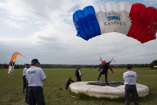 Poser de l'épreuve de précision d'atterrissage d'un militaire du 8e régiment de parachutistes d'infanterie de marine lors du 5e championnat de France militaire de parachutisme à Pujaut (Crédits : SCH O. Luycx/SIRPA Terre)