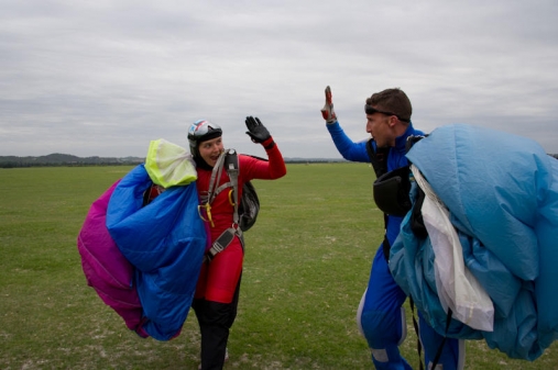Mission accomplie ! les parachutistes se félicitent après une épreuve (Crédits : BCH G. Mangin/SIRPA Terre)