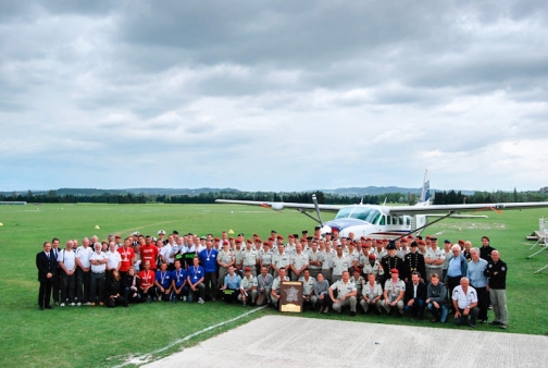 Les concurrents et organisateurs du 5e championnat de France militaire de parachutisme à Pujaut (Crédits : LTN J. Tartivel/1er REG)