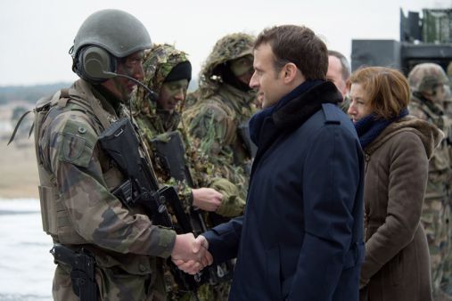 Le président de la République Emmanuel Macron et la ministre des Armées Florence Parly, échangent avec les soldats.