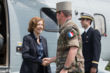 Le chef d’état-major de l’armée de Terre, le général d’armée Jean-Pierre Bosser, accueille Florence Parly, la ministre des Armées, au pied de l'hélicoptère.