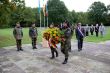 Les soldats allemand et français déposent conjointement une gerbe de fleurs au cimetière de Niederbronn-les-Bains le 9 octobre 2012. - Crédits : C.Radaczynski 