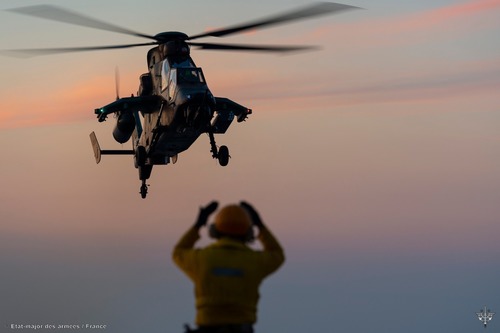 Atterrissage du Tigre sur un porte-hélicoptères amphibie de la Marine nationale. Crédits : armée de Terre