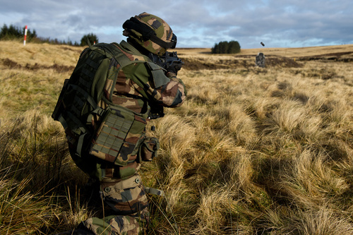Au Royaume-Uni, les paras du 8e RPIMa de Castres ont déployé le système d’arme Félin dans des conditions proches de la réalité des théâtres d’opération de l’armée française. Crédits : SIRPA Terre/ SCH D. Blanchet