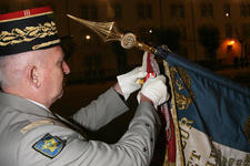 Le CEMAT décore le drapeau du 2e régiment étranger d’infanterie le 19 novembre 2012 pour ses faits d’armes en Afghanistan. - Crédits : CAP Beradia, 2e REI