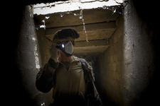Un soldat du 31e RG fouille les égouts de Gao à la recherche d’éventuelles caches d’armes - Crédits : CCH A. Dumoutier/SIRPA Terre