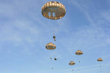 Les parachutistes du 8e RPIMa pendant leur descente - Crédits : 8e RPIMa