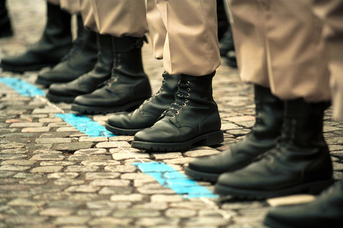 Au cours du XXe siècle, les chaussures de combat de l’armée de Terre ont connu des évolutions significatives et permanentes. Même si elles ont été remplacées par les nouvelles chaussures de combat depuis quelques années, les rangers ont marqué des générations de combattants. 