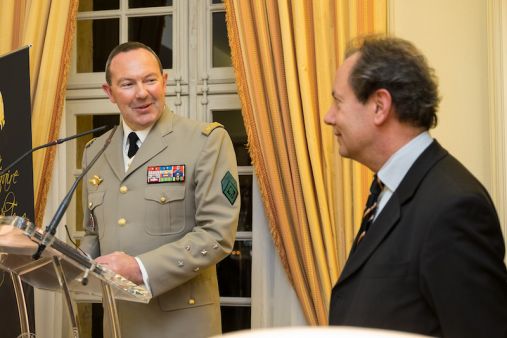   Le général Jean-Pierre Bosser félicite Monsieur Jean-René Van der Plaetsen, lauréat du PEB 2017.