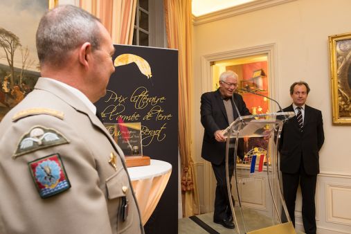 Monsieur Denis Tillinac, écrivain, éditeur et membre du jury, présente le livre de Monsieur Jean-René Van der Plaetsen, lauréat du prix Erwan Bergot 2017.