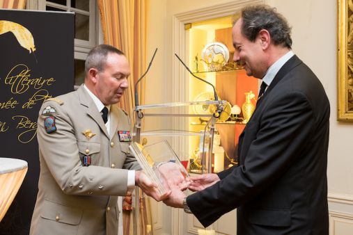    Le général Jean-Pierre Bosser remet le prix littéraire de l'armée de Terre à Monsieur Jean-René Van der Plaetsen, pour son oeuvre La Nostalgie de l'honneur. 