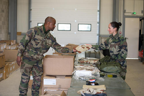 À Miramas, le sergent-chef Malick Lahely du régiment de soutien du combattant (RSC) de Toulouse, fait percevoir un complément de paquetage pour l'opération Serval, au Mali - Crédits J-R. Drahi/SIRPA Terre