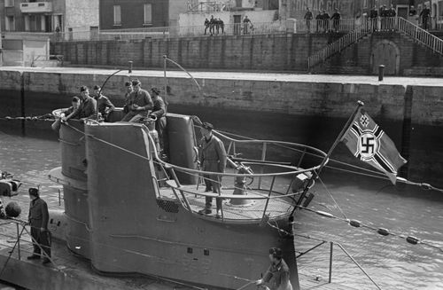 Parti de Kiel, le sous-marin allemand U-203 orné du drapeau nazi, arrive dans le port de Saint-Nazaire.